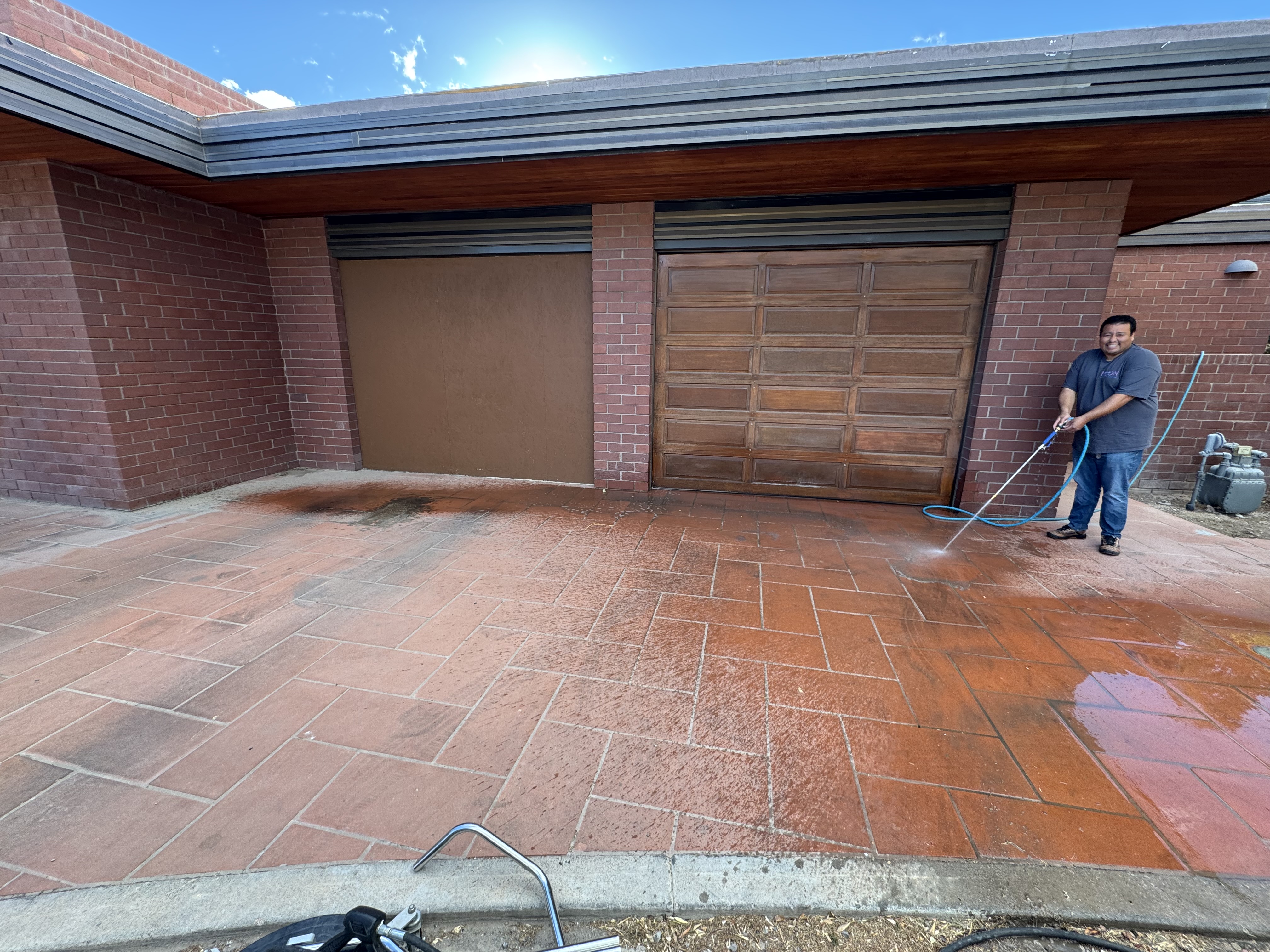 Pressure washing a Las Vegas driveway